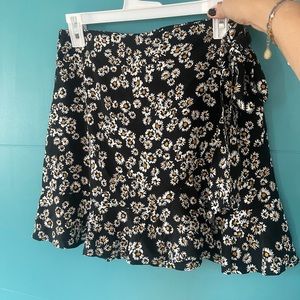 90’s style EUC Black Daisy Print Faux Wrap Ruffle Skirt with Tie Size L Women’s